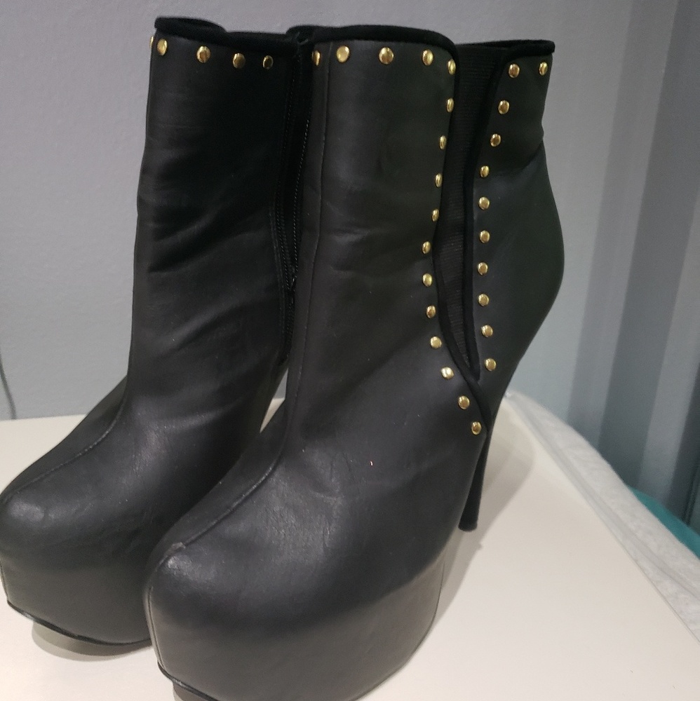 💙$10 DEAL💙 Black Studded Platform Booties